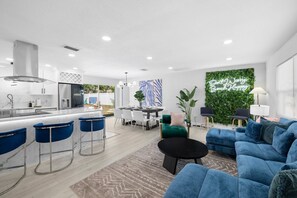 Interior - Backyard Oasis w/ Sand Volleyball!~ Mins to Beach (Seminole)