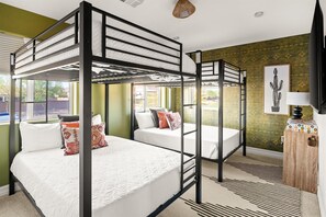 7 dormitorios, escritorio, tabla de planchar con plancha y cuna de viaje