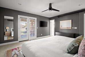 7 soverom, skrivebord, strykejern/-brett og reiseseng for barn