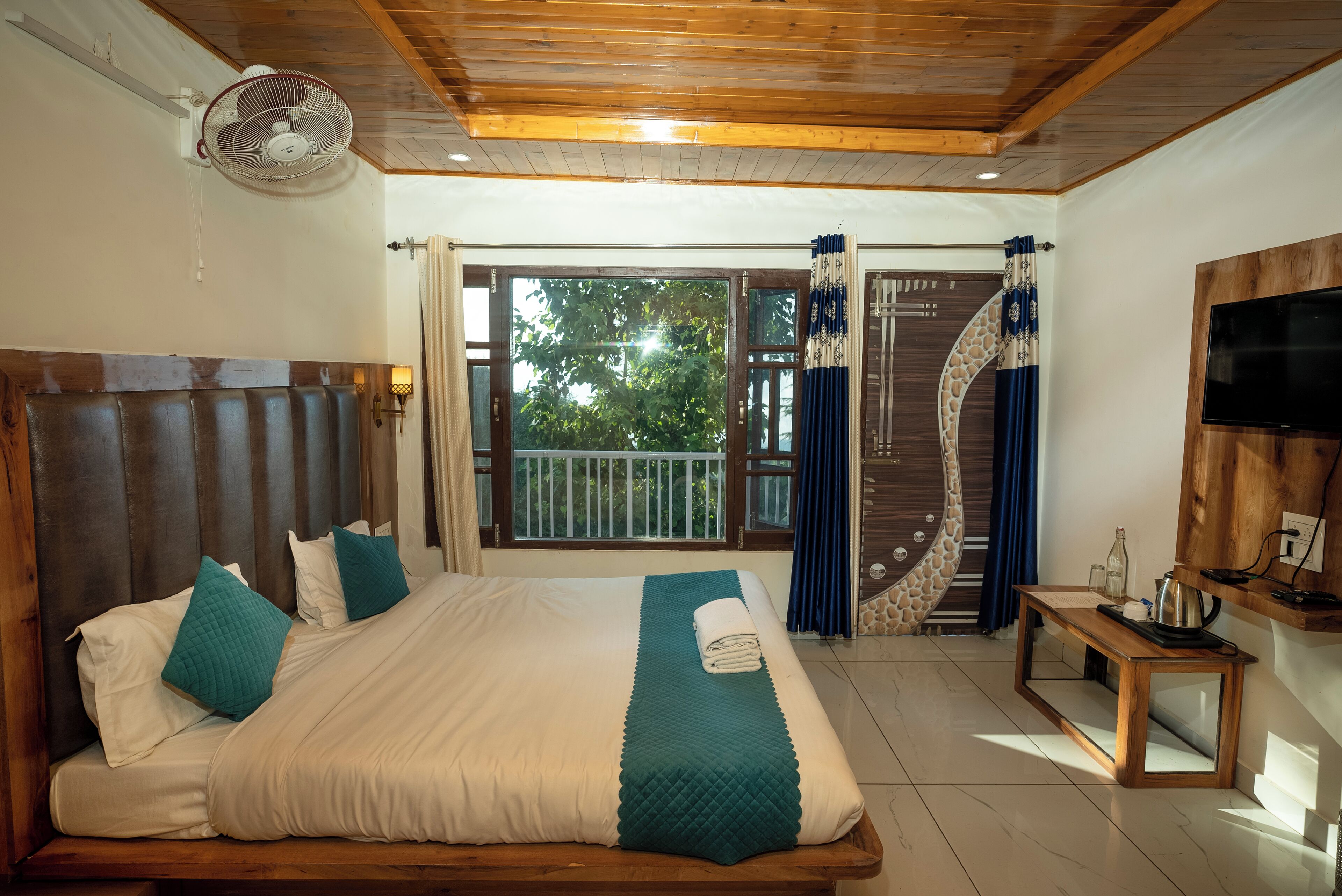 Superior Double Room, Valley View | Living area | TV