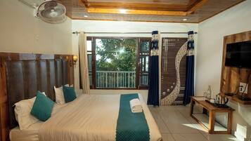 Superior Double Room, Valley View | Living area | TV
