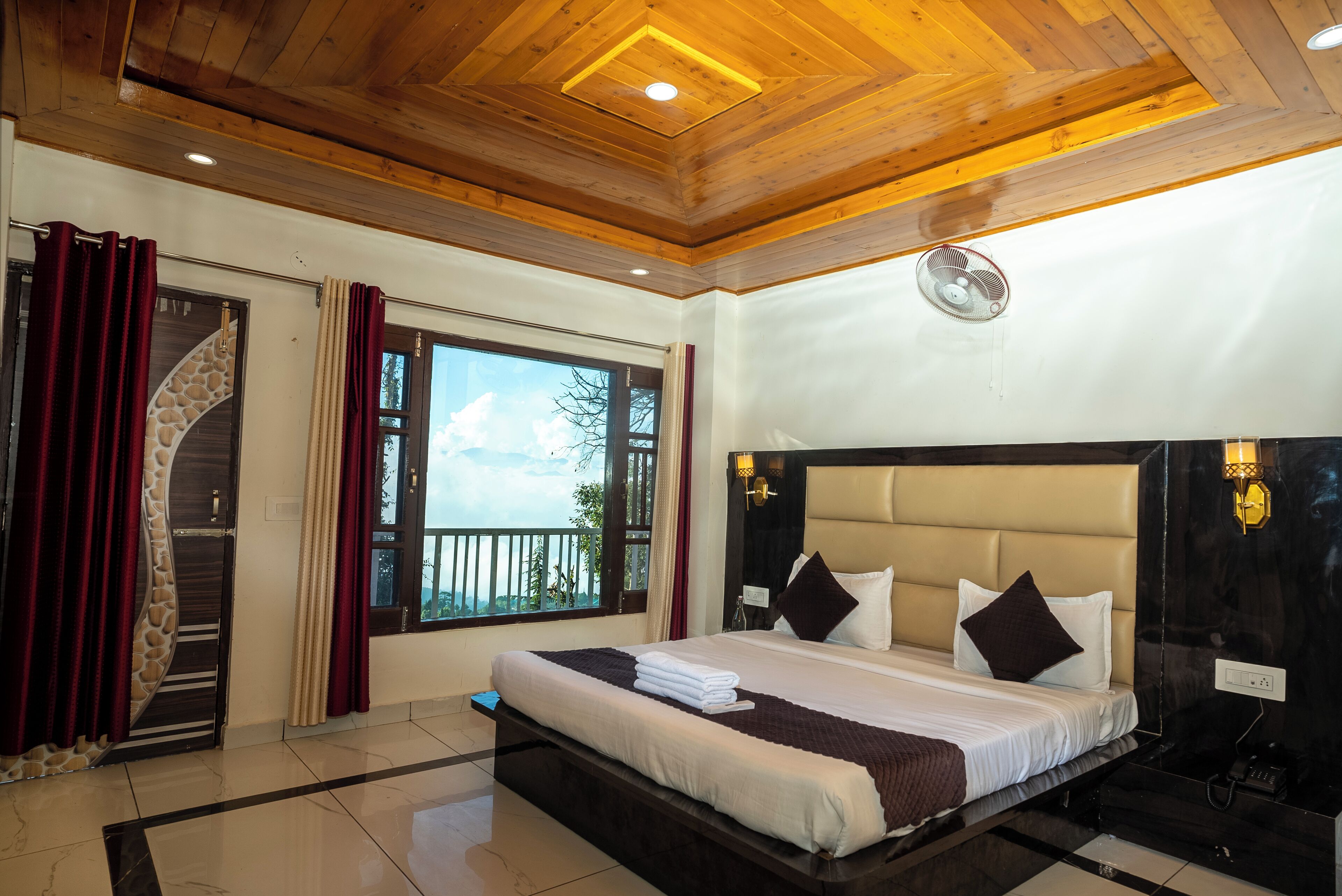 Habitación doble superior, vistas al valle | Zona de estar | Una televisión. Hotel Blue Heaven