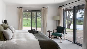 Een bureau, een strijkplank/strijkijzer, gratis wifi, beddengoed