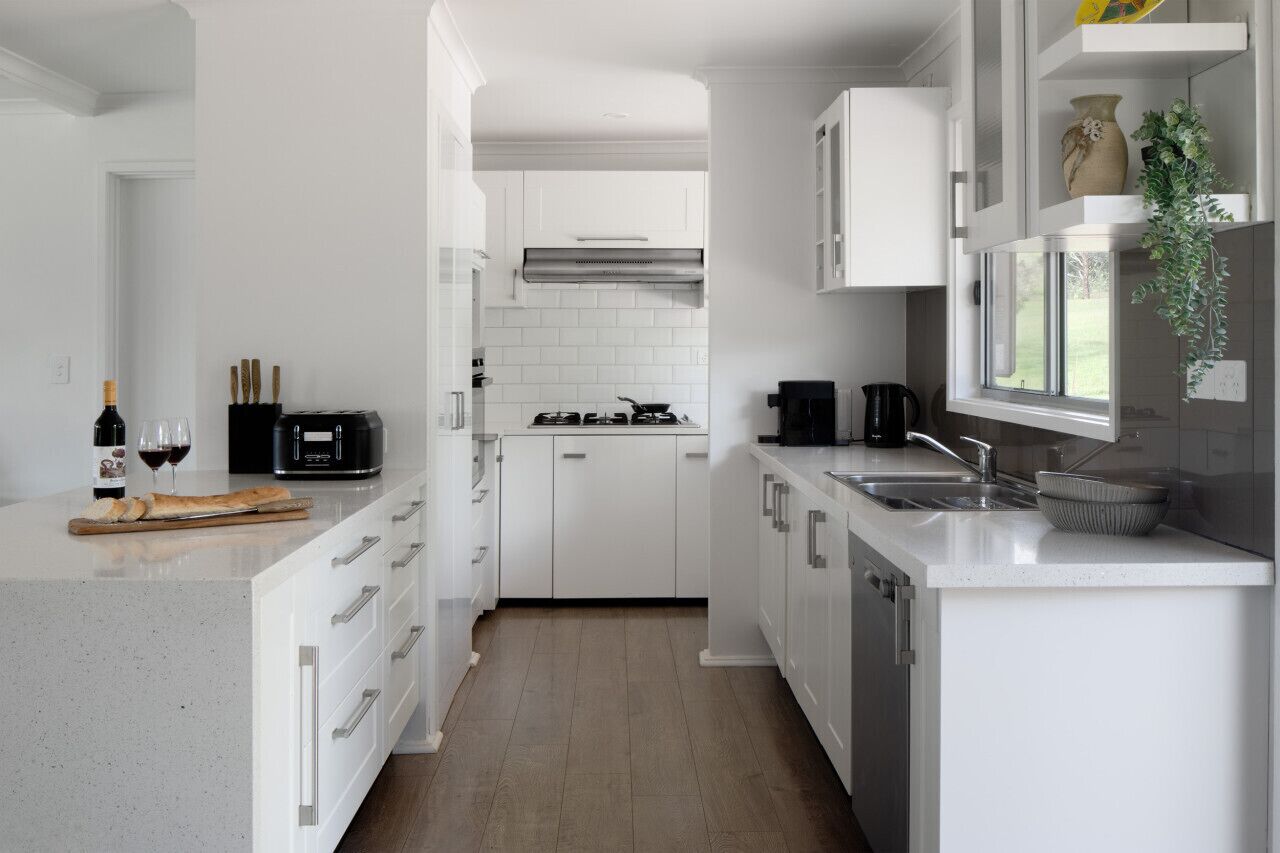 Køleskab, mikrobølgeovn, ovn, kogeplade