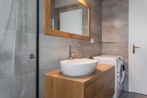 Shower, hair dryer, towels, soap - Alimos 2BR Apartment with Splendid Sea View (Alimos)