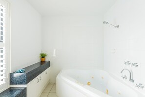 ヘアドライヤー、タオル、石鹸、トイレットペーパー