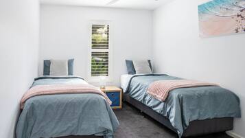 3 bedrooms, iron/ironing board, WiFi, bed sheets