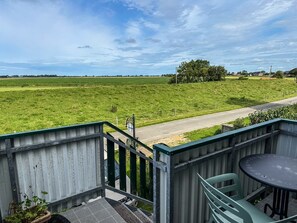 Outdoor dining - Apartment 'Relas Ferienwohnungen - Spatzennest' with Shared Garden, Balcony and Wi-Fi (Nordstrand)