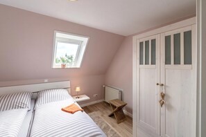 1 bedroom, free WiFi, bed sheets - Holiday Apartment 'Haus Süderkamp' with Lake View and Wi-Fi (Langeneß)