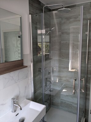 Dusche, Haartrockner, Handtücher