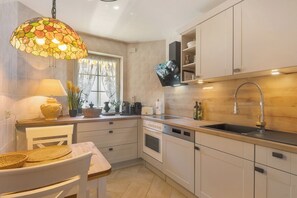 Fridge, microwave, oven, stovetop - Apartment 'Roswitha Am Park' with Balcony (Bad Orb)