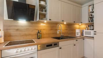 Kühlschrank, Mikrowelle, Ofen, Herdplatte