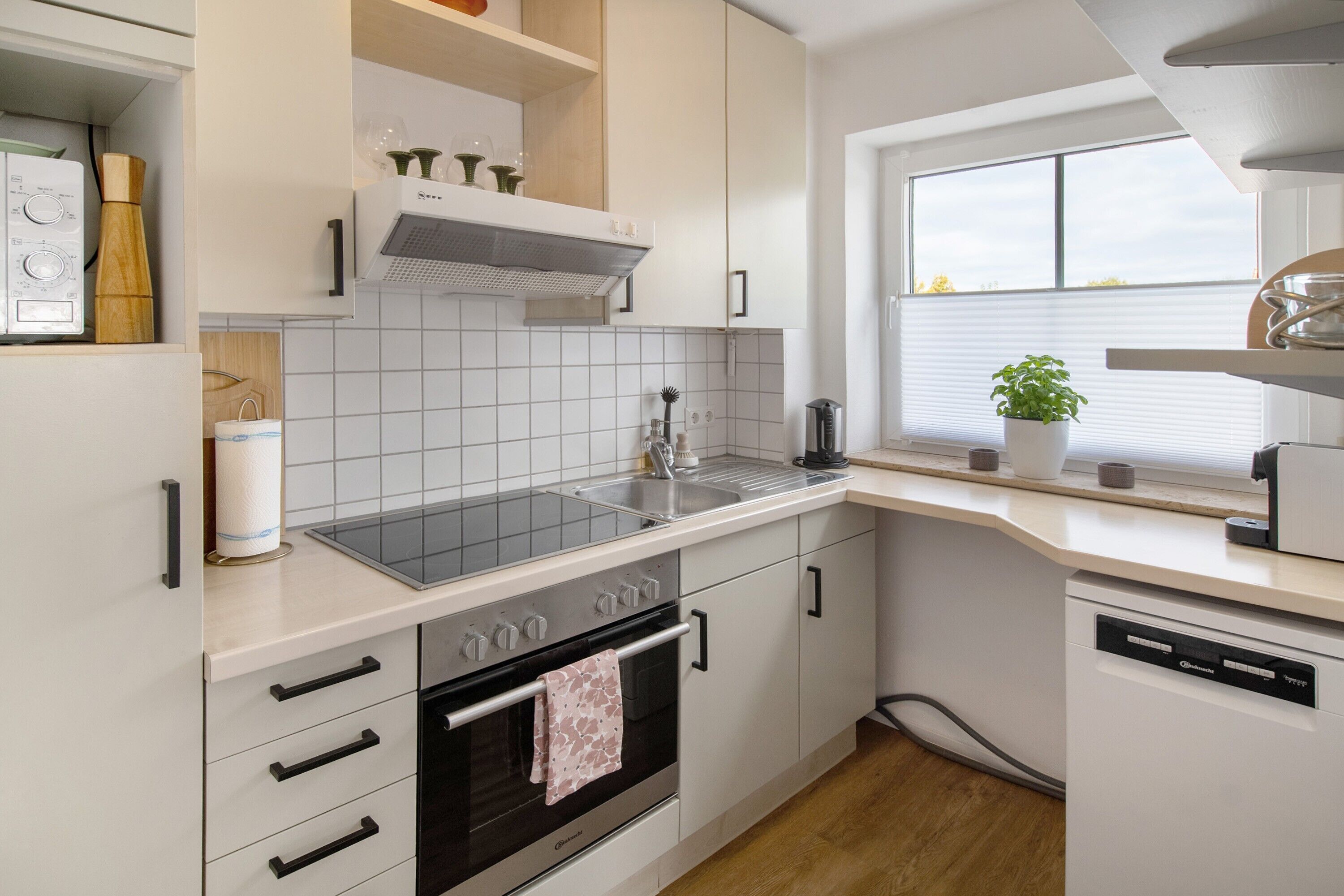 Jääkaappi, mikroaaltouuni, uuni, liesi