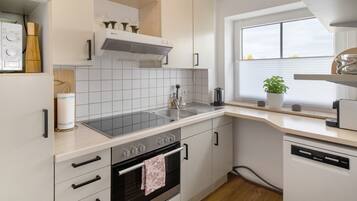 Jääkaappi, mikroaaltouuni, uuni, liesi