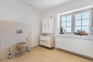 Dusj, hårføner og håndklær