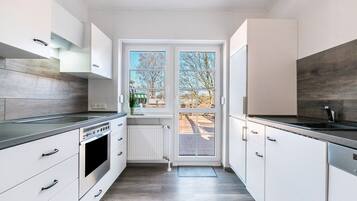 Køleskab, mikrobølgeovn, ovn, kogeplade