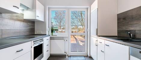 Een koelkast, een magnetron, een oven, een kookplaat
