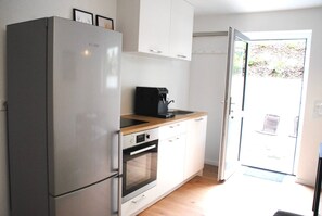 Fridge, microwave, oven, stovetop - Apartment 'La Rosa' Private Terrace and Wi-Fi (Weißensberg)