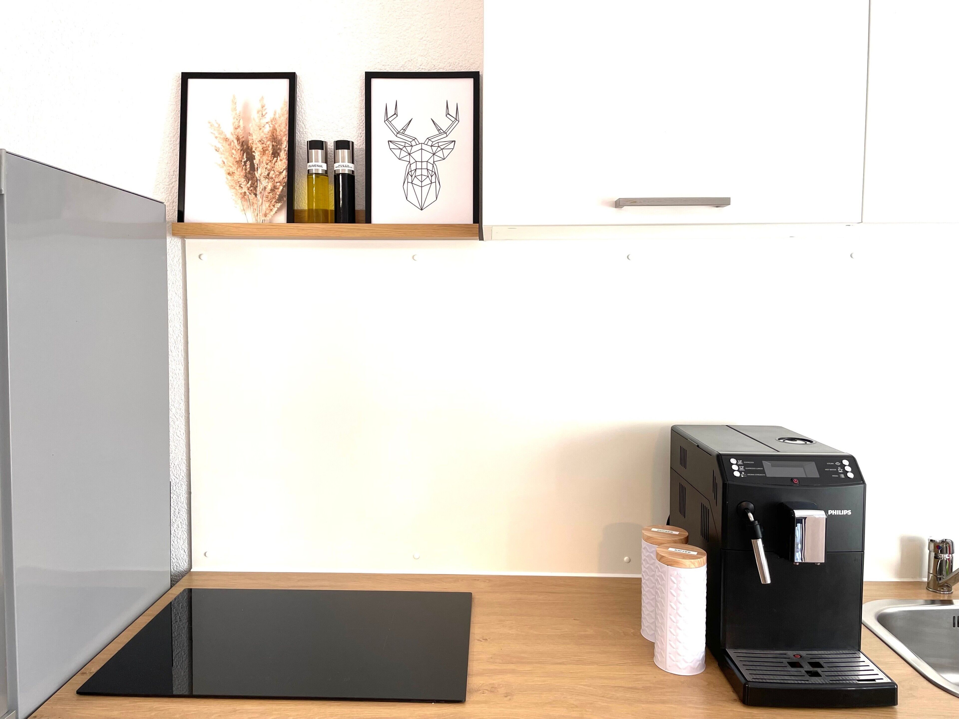 Jääkaappi, mikroaaltouuni, uuni, liesi