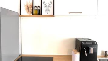 Jääkaappi, mikroaaltouuni, uuni, liesi