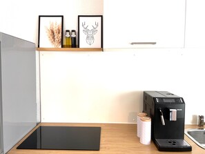 Jääkaappi, mikroaaltouuni, uuni, liesi