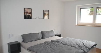 Apartamento 'La Rosa' con vistas al mar, terraza privada y Wi-Fi