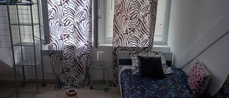 1 chambre, fer et planche à repasser, draps fournis