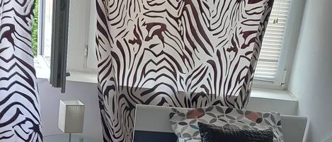 1 chambre, fer et planche à repasser, draps fournis