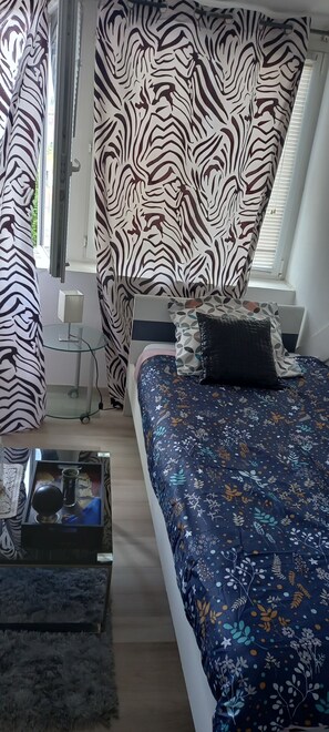 1 bedroom, iron/ironing board, bed sheets - Comfortable studio (Roubaix)
