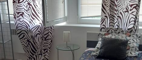 1 camera, ferro/asse da stiro, lenzuola