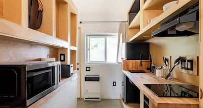 Crescent Haus! Cozy studio in charming Yucca Valley with WiFi, AC