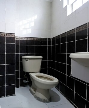Chambre Double Deluxe | Salle de bain | Douche, articles de toilette gratuits, serviettes fournies
