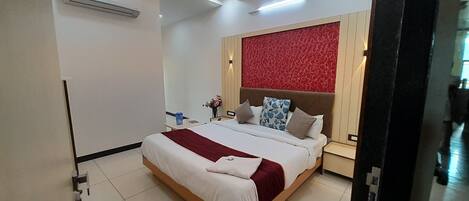 Deluxe Double Room | Soundproofing, iron/ironing board, free WiFi