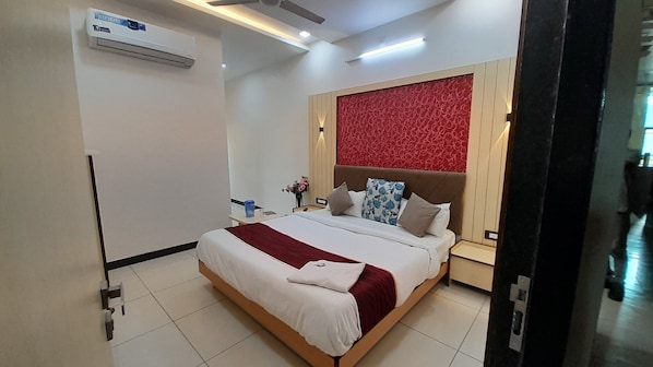 Quarto casal luxo | Quartos à prova de som, ferros/tábuas de passar roupa, Wi-Fi de cortesia