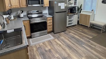 Jääkaappi, mikroaaltouuni, uuni, liesi