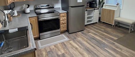 Refrigerador, microondas, horno y parrilla de estufa