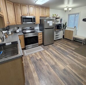 Refrigerador, microondas, horno y parrilla de estufa