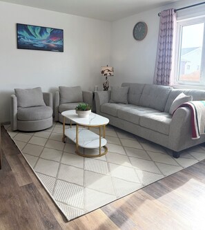 Smart TV - Easy Stay Cozy 3BR Home • Aurora Views • Prime Location (Fairbanks)