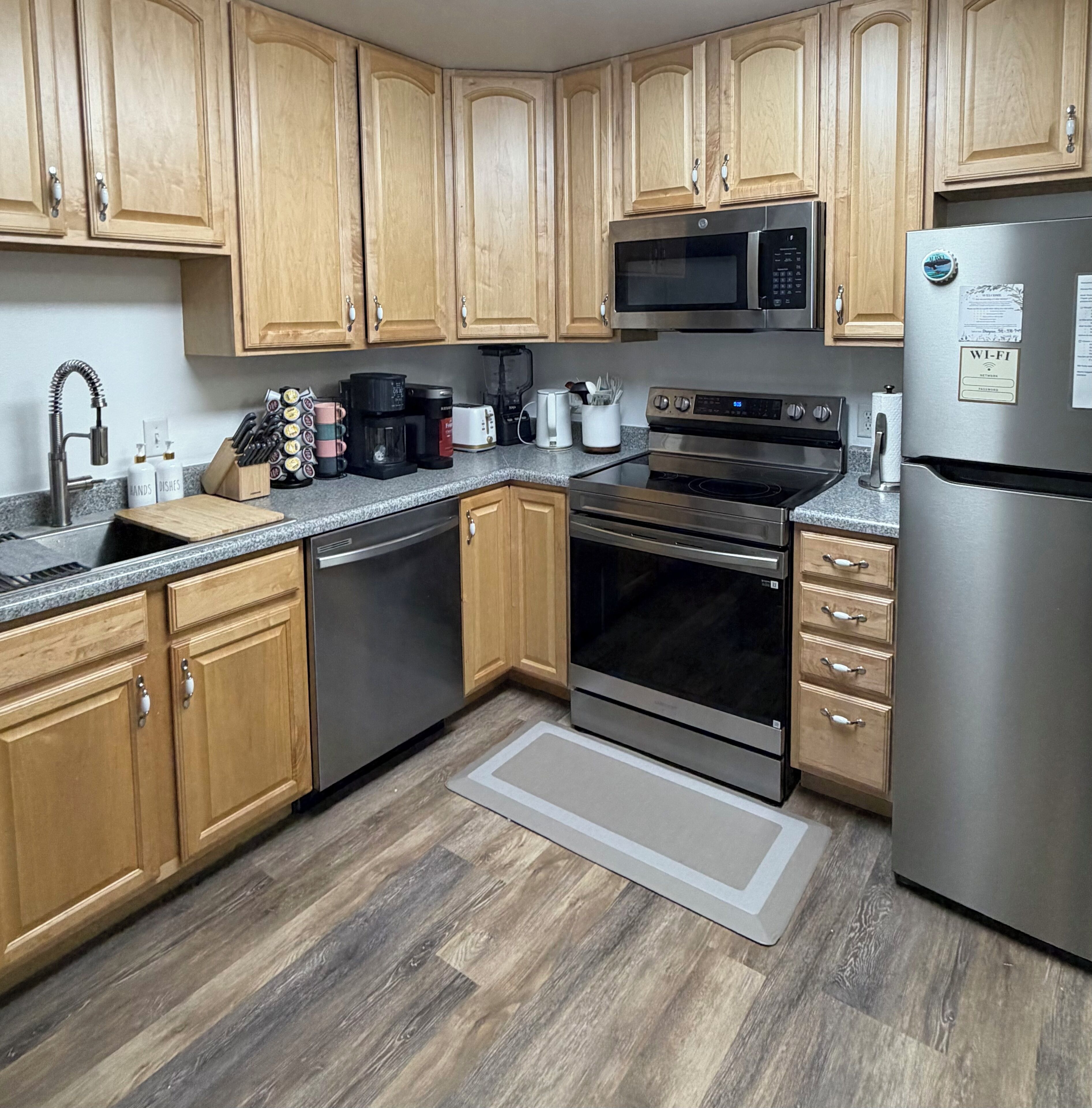 Kühlschrank, Mikrowelle, Ofen, Herdplatte