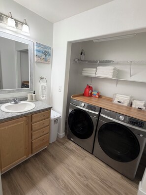 Hårtørrer, håndklæder, Shampoo, Toiletpapir