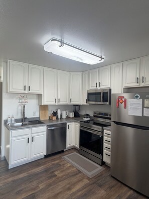 Fridge, microwave, oven, stovetop - Easy Stay Cozy 3BR Home • Aurora Views • Prime Location (Fairbanks)