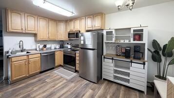 Kühlschrank, Mikrowelle, Ofen, Herdplatte