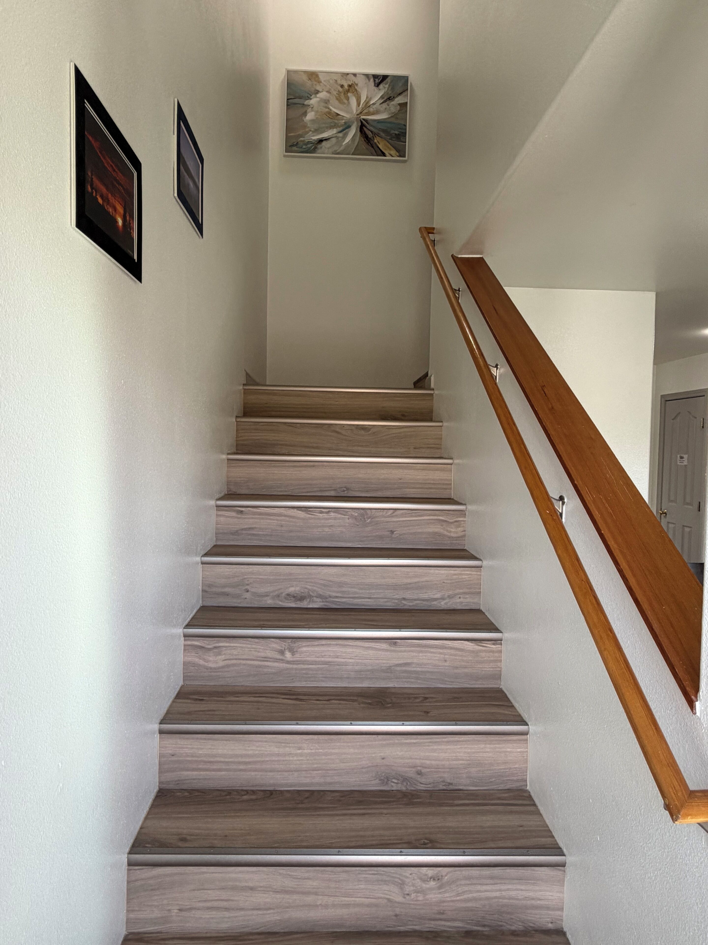 Una escalera de madera con peldaños y barandilla de madera.