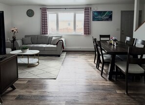 Smart TV - Easy Stay Cozy 3BR Home • Aurora Views • Prime Location (Fairbanks)