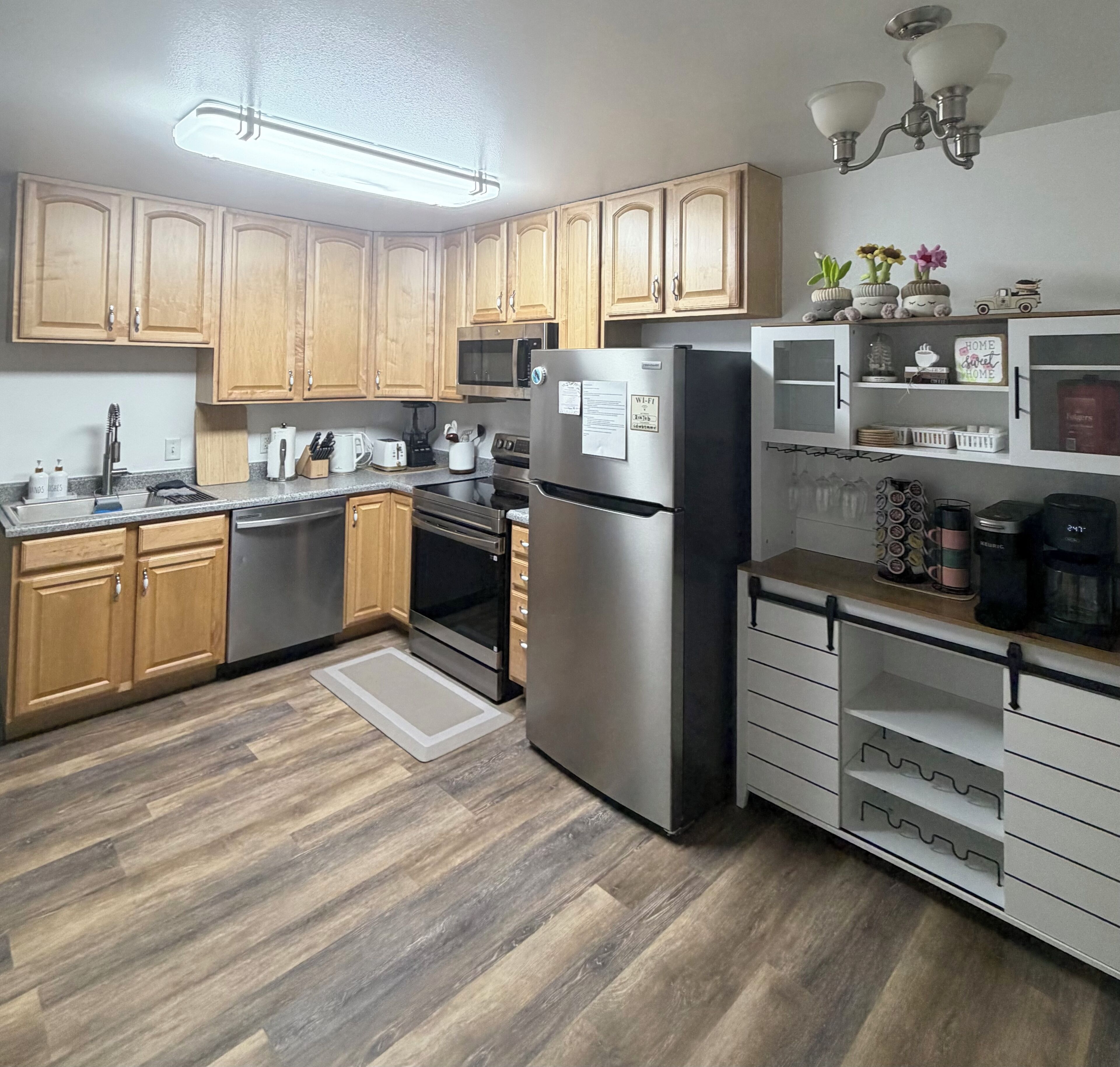 Kjøleskap, mikrobølgeovn, ovn og kokeplater