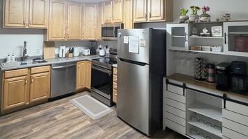 Kjøleskap, mikrobølgeovn, ovn og kokeplater