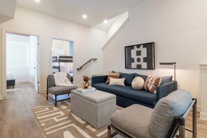 Smart TV - Rooftop + Mins to Broadway | 4BR Suite at Conway (Nashville)