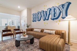 Smart TV - Rooftop + Mins to Broadway | 4BR Suite at Conway (Nashville)
