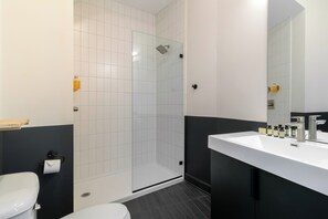 Dusj, hårføner og håndklær