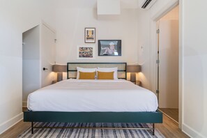 1 bedroom, free WiFi, bed sheets - 5min to Broad + Rooftop Views | Studio at Conway (Nashville)